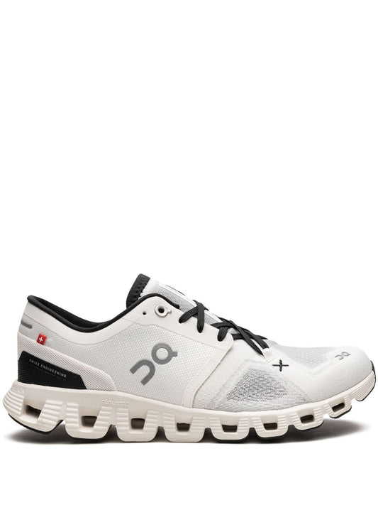 On Running tenis Cloud X3 White / Black