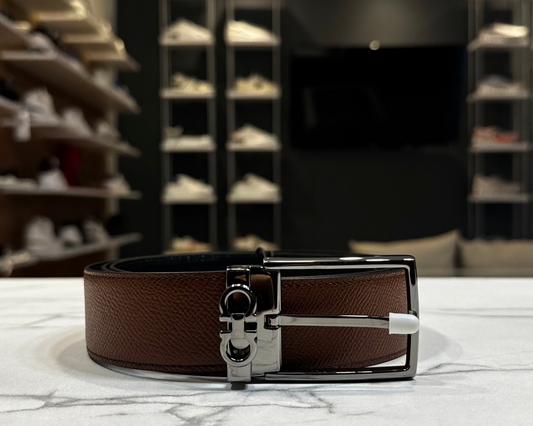 CINTO FERRAGAMO CAFE / NEGRO HEBILLA RECTANGULAR CON LOGO FERRAGAMO GRIS